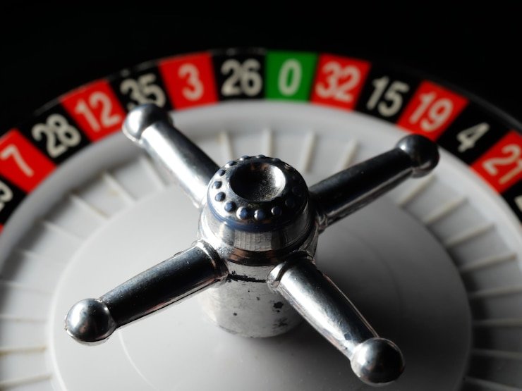 Pengguna menikmati permainan live casino melalui smartphone dengan tampilan interaktif