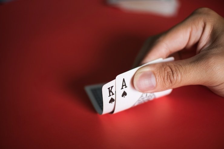 Pengguna smartphone membaca berita terbaru sports dan casino melalui aplikasi mobile online